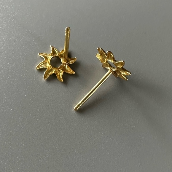 14k Gold Tiny Sun Stud Earrings - Picture 4 of 5